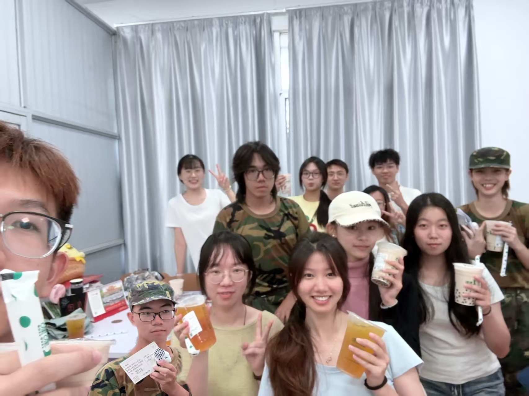 策划部开展军训送清凉活动后合影