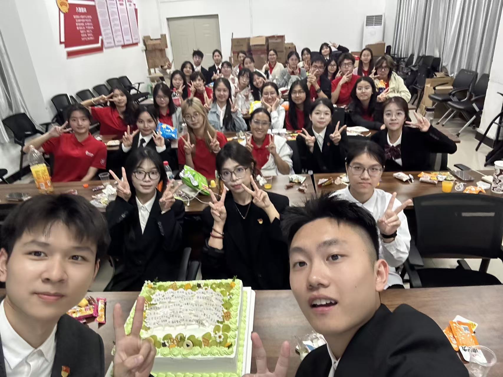 学生会全体委员会成员在活动现场合影