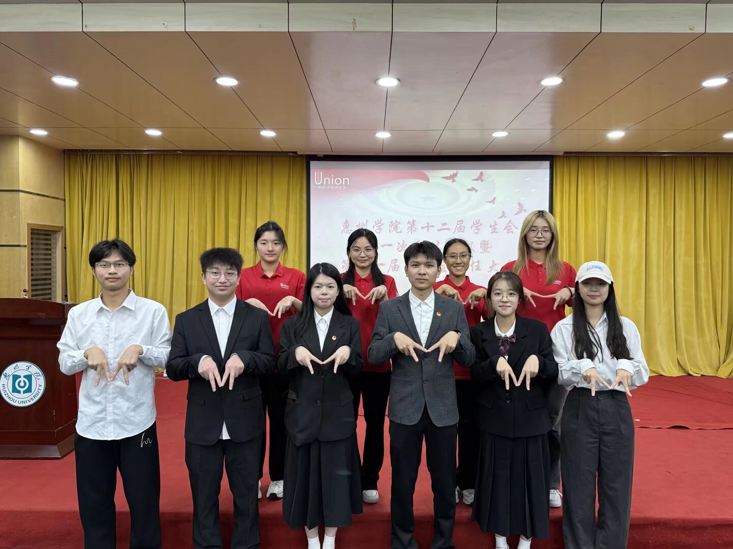 秘书处成员在学生会聘任大会合影